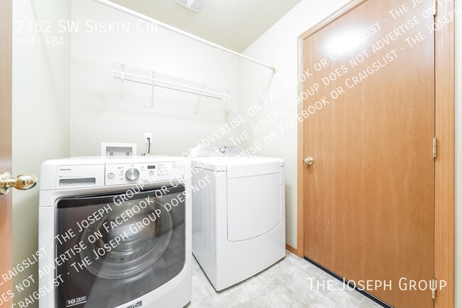 Building Photo - 2362 SW Siskin Cir