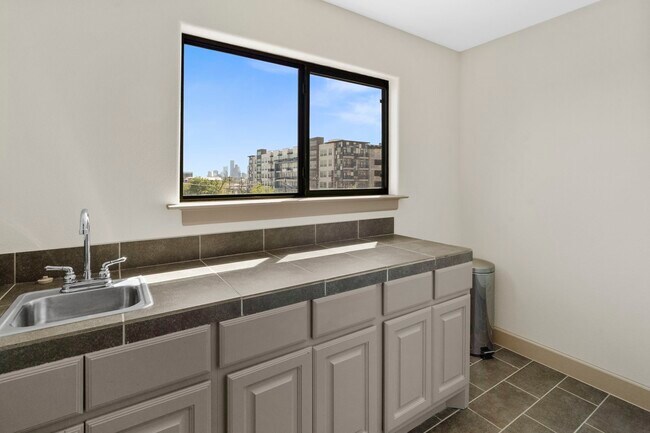 Building Photo - 1218 Sandman St