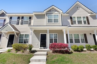Building Photo - Move-In Ready 2BR Townhome in Beaufort – Don’t Miss This!