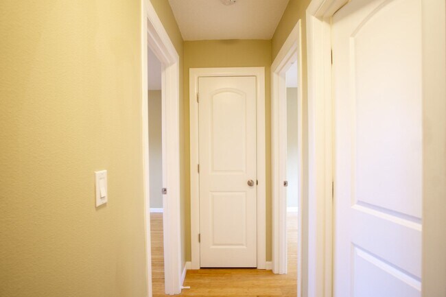 Building Photo - 2nd-Floor Corner 2-Bdr in St. Johns Ready Now!