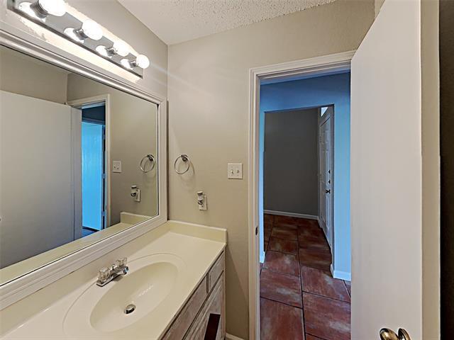 Building Photo - 613 Oak Hollow Trail