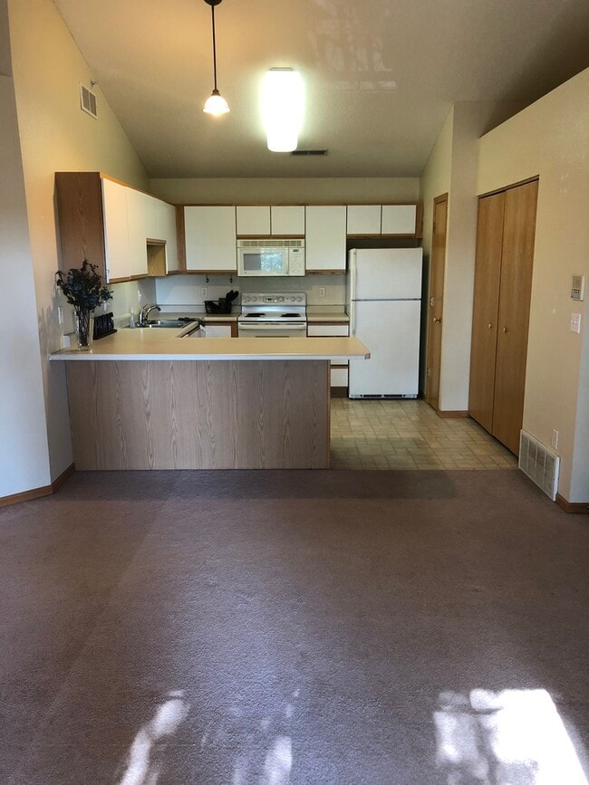 Building Photo - Nice 2br Condo in Coralville close to shop...