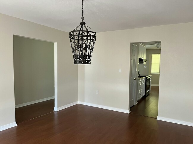 Building Photo - 315 Woodcrest Dr
