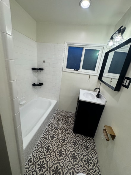 Building Photo - 1532 W 221st St