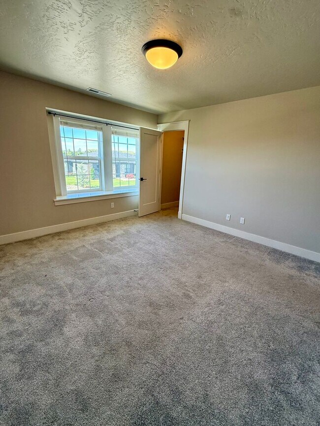 Building Photo - Welcome to this stunning 5-bedroom, 3.5-ba...