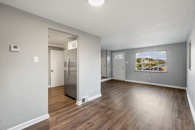 Building Photo - 448 Jacobson Dr