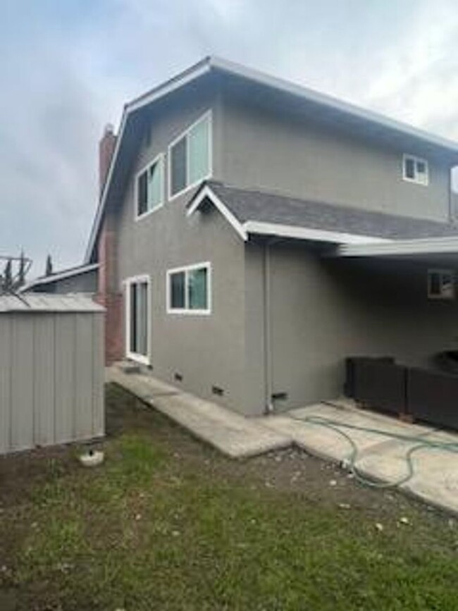 Building Photo - Corner lot home!
