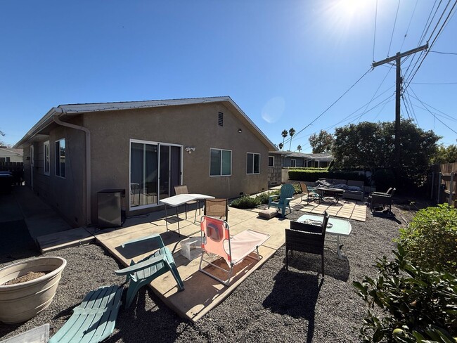 Building Photo - 5BD 3 BA with a Great Yard!