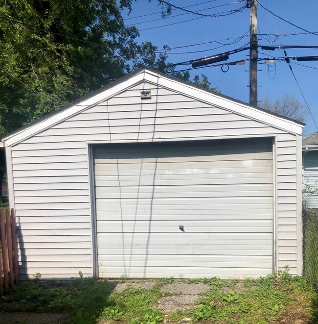 Building Photo - Quaint, cozy north side single family home!