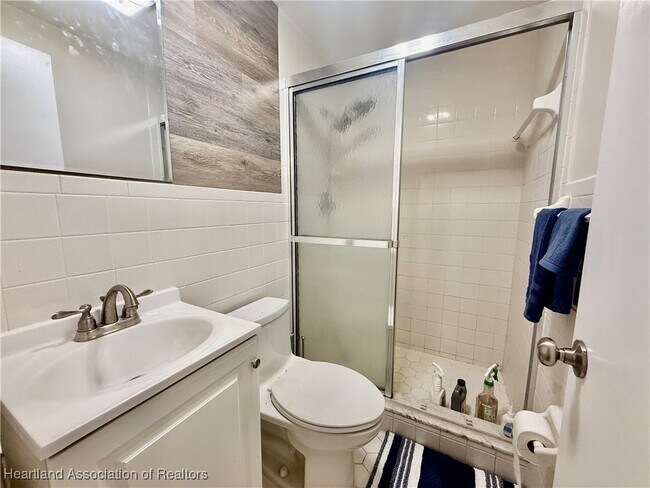 Building Photo - 403 Lake Lotela Dr