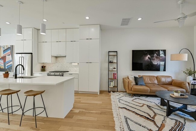 Building Photo - 410 W Alpine Rd