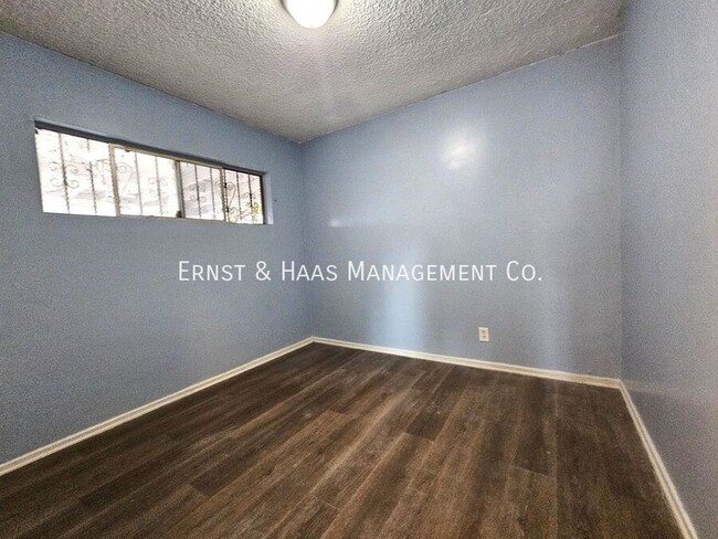 Building Photo - 564 E 61st St