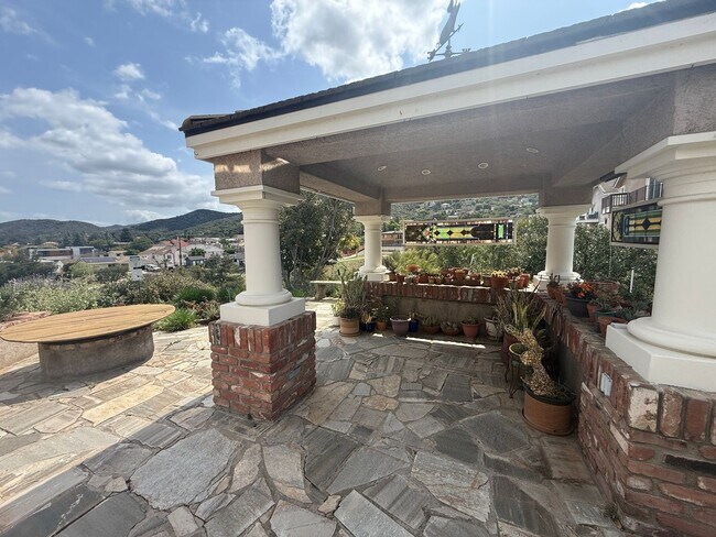 Building Photo - Spacious 4-bedroom, 3-bathroom home in New...