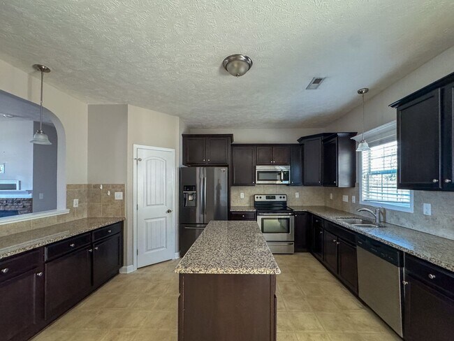 Building Photo - Beautiful 5 Bed 2.5 Bath Home with Main Level Primary Bedroom