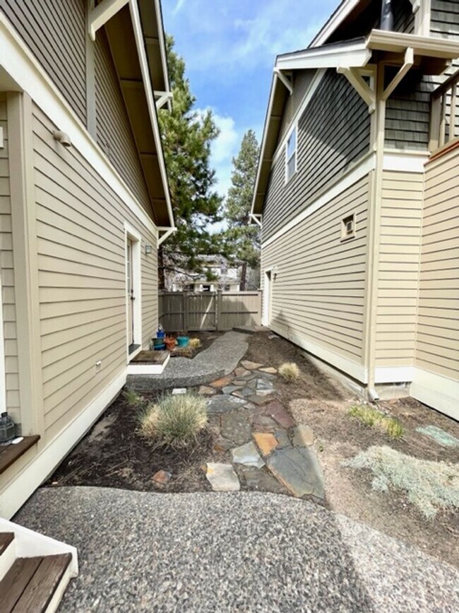 Building Photo - 1690 N W Lepage Pl