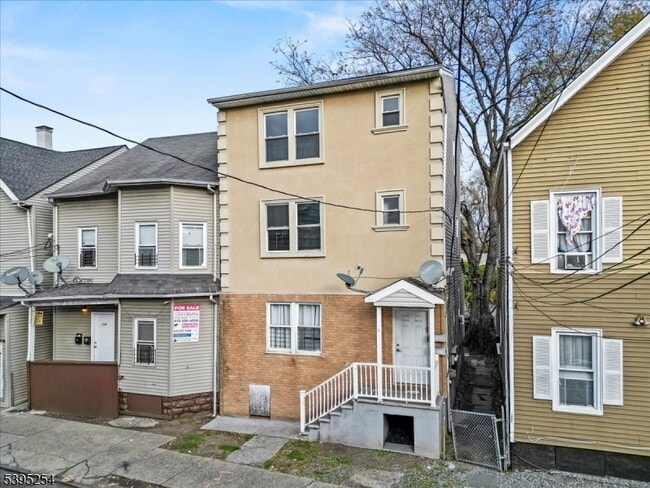 Building Photo - 132 E Main St