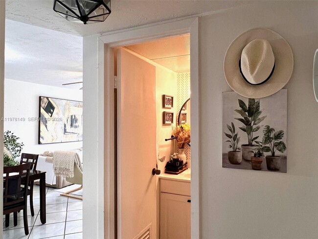 Building Photo - 2811 Somerset Dr