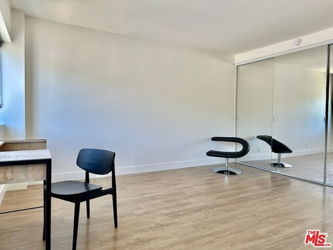 Building Photo - 999 N Doheny Dr