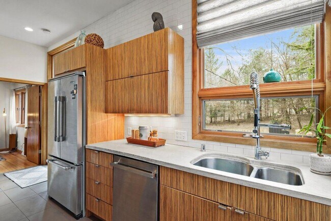 Building Photo - Mid-Century Home