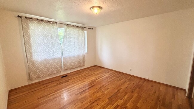 Building Photo - 1/2 Month Free - Charming Single-Level Home with Spacious Yard & Easy Portland Access