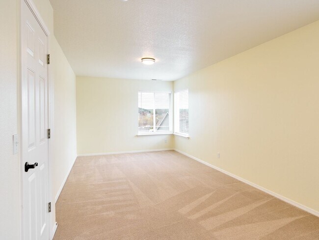 Building Photo - 643 Meadowbrook Ln