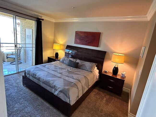 Building Photo - Gorgeous fully furnished strip view condo ...