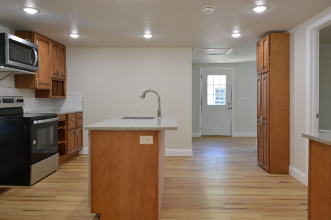 Building Photo - Newly Remodeled Home!