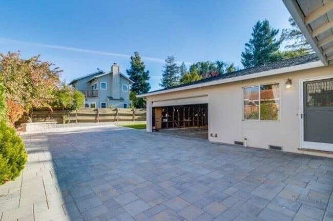 Building Photo - 3 Bed, 2.5 Bath Home in Wonderful Location