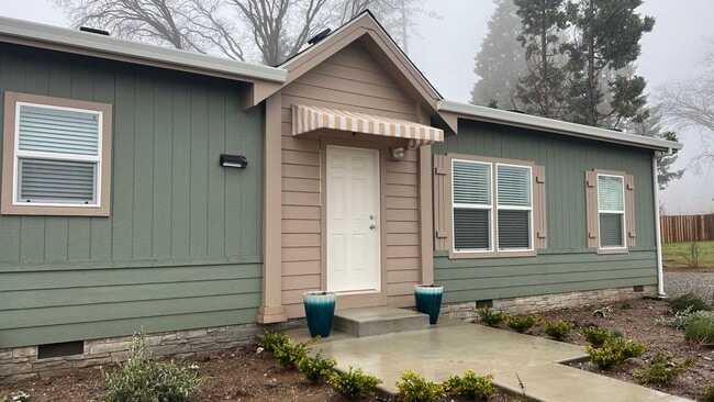 Building Photo - Newer Manufactured home  Paradise Location...