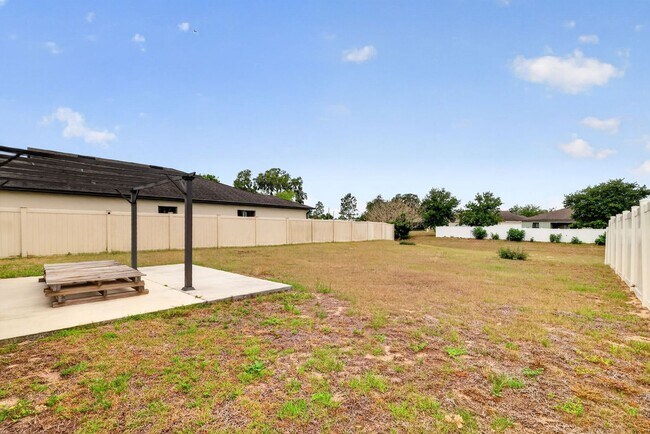 Building Photo - Available June 15th! 3BR Home in Tavares with Huge Backyard