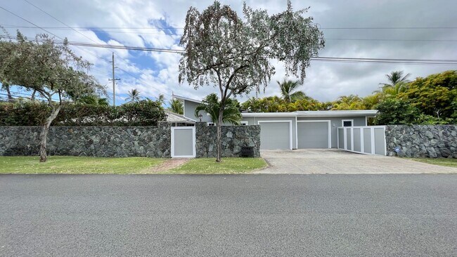 Building Photo - RARELY AVAILABLE 3 BEDROOM NEAR BEACH