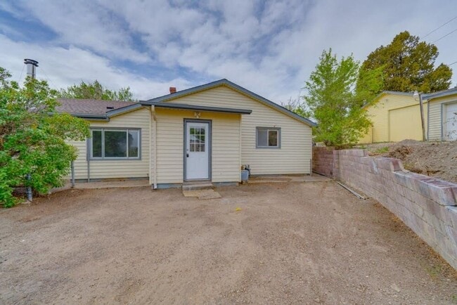 Building Photo - 4 bedroom 2 bath Home