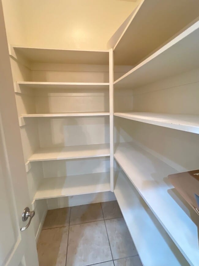 Building Photo - Northwest Bakersfield