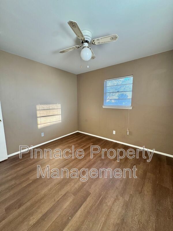 Building Photo - 247 Robin Hood Trail