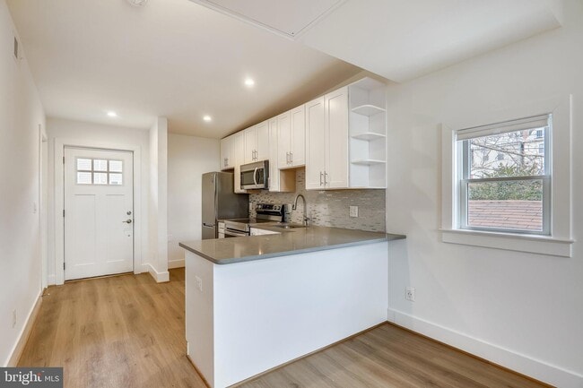 Building Photo - 314 Varnum St NW