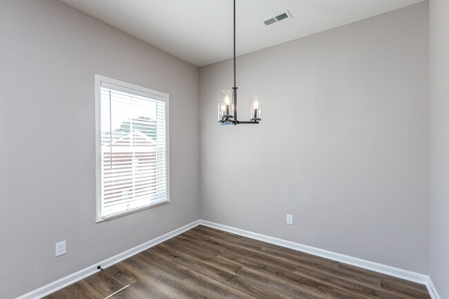 Building Photo - 506 S Main St