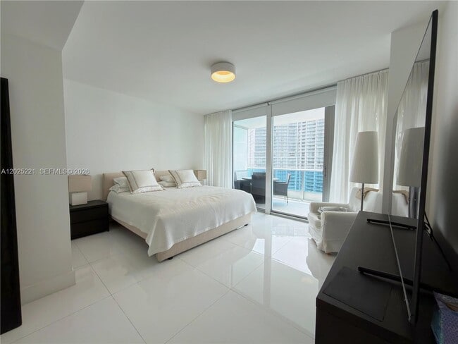 Building Photo - 200 Biscayne Blvd Way
