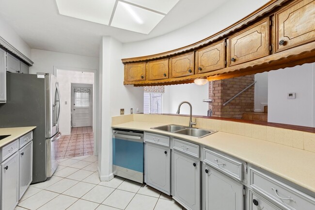 Building Photo - 10728 Briar Forest Dr