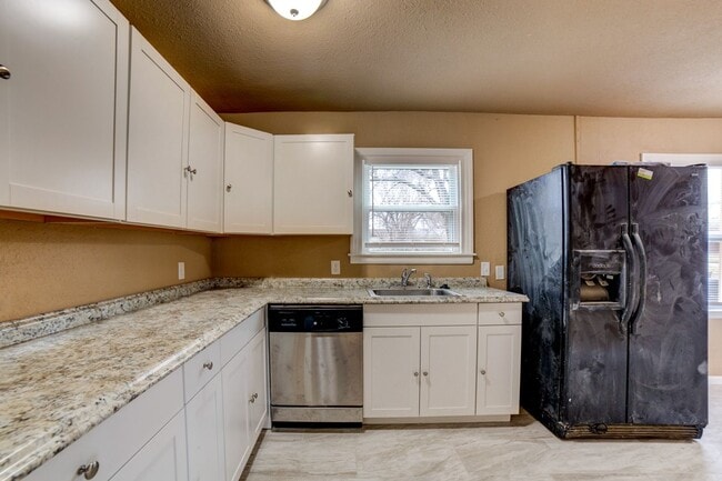 Building Photo - 3 Bed / 1 Bath in Tulsa!