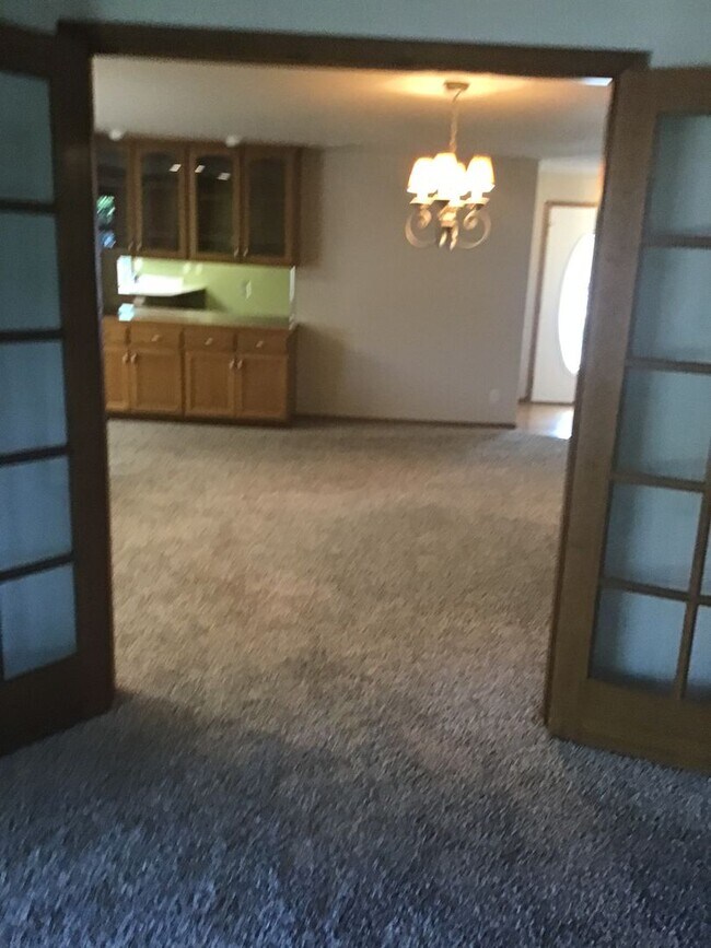 Building Photo - Quiet Peaceful 3 bedroom 2 bath Single Level home located in Central Point