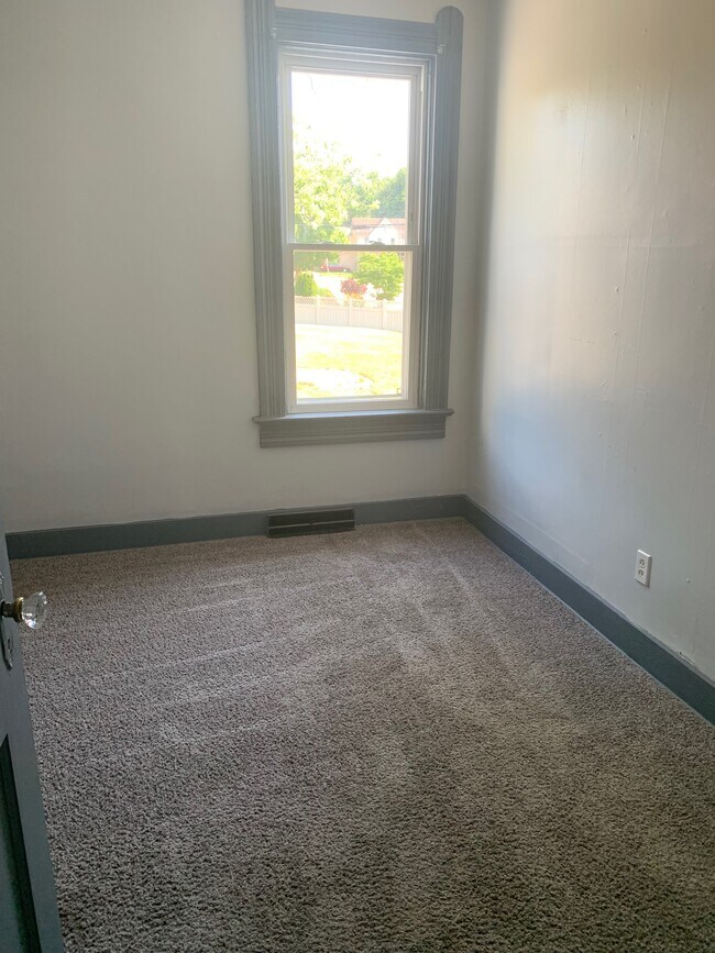 Building Photo - 407 Oak Ave SE