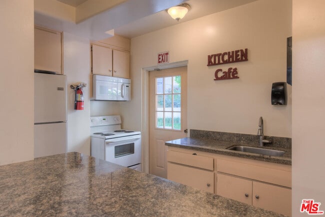 Building Photo - 5600 Kensington Wy