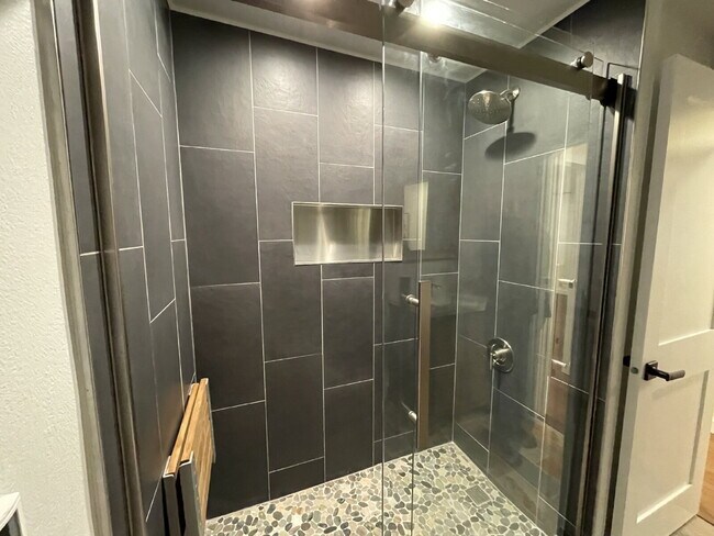 Building Photo - Spacious 2-Bed, 2-Bath Condo in Spokane's ...