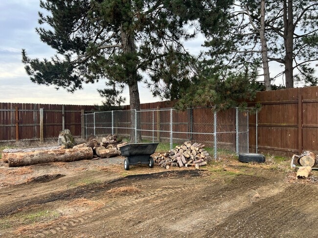 Building Photo - Country Living Close to Town!