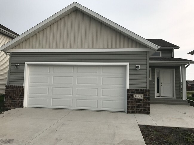 Building Photo - 4 Bed 3 Bath Single Family Home