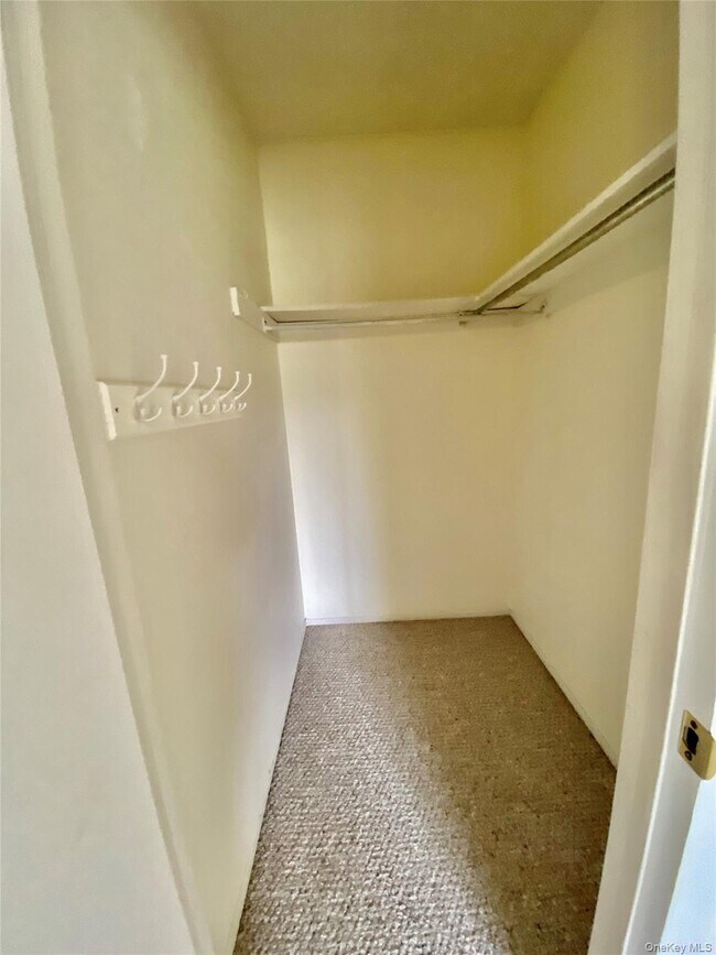 Building Photo - 75 Greenway Close