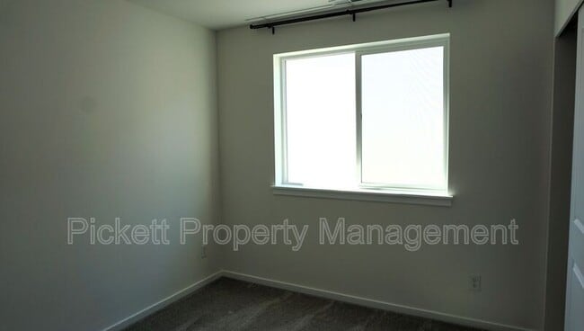 Building Photo - 814 NW Highgarden Dr