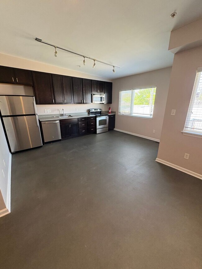 Building Photo - Beautiful 1 bedroom Modern Townhome