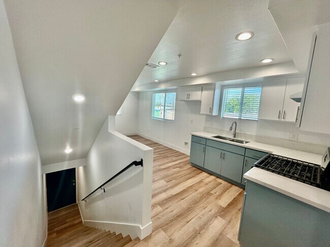 Building Photo - NewB La T 8418