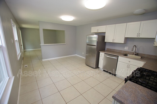 Building Photo - 5 Calumet Dr